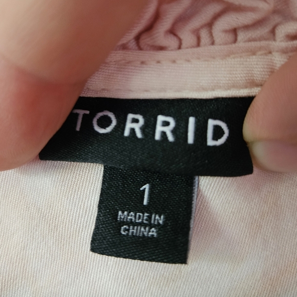 Torrid Pink/White Tie-Dye Peasant Top, Size 1X - Picture 4 of 5